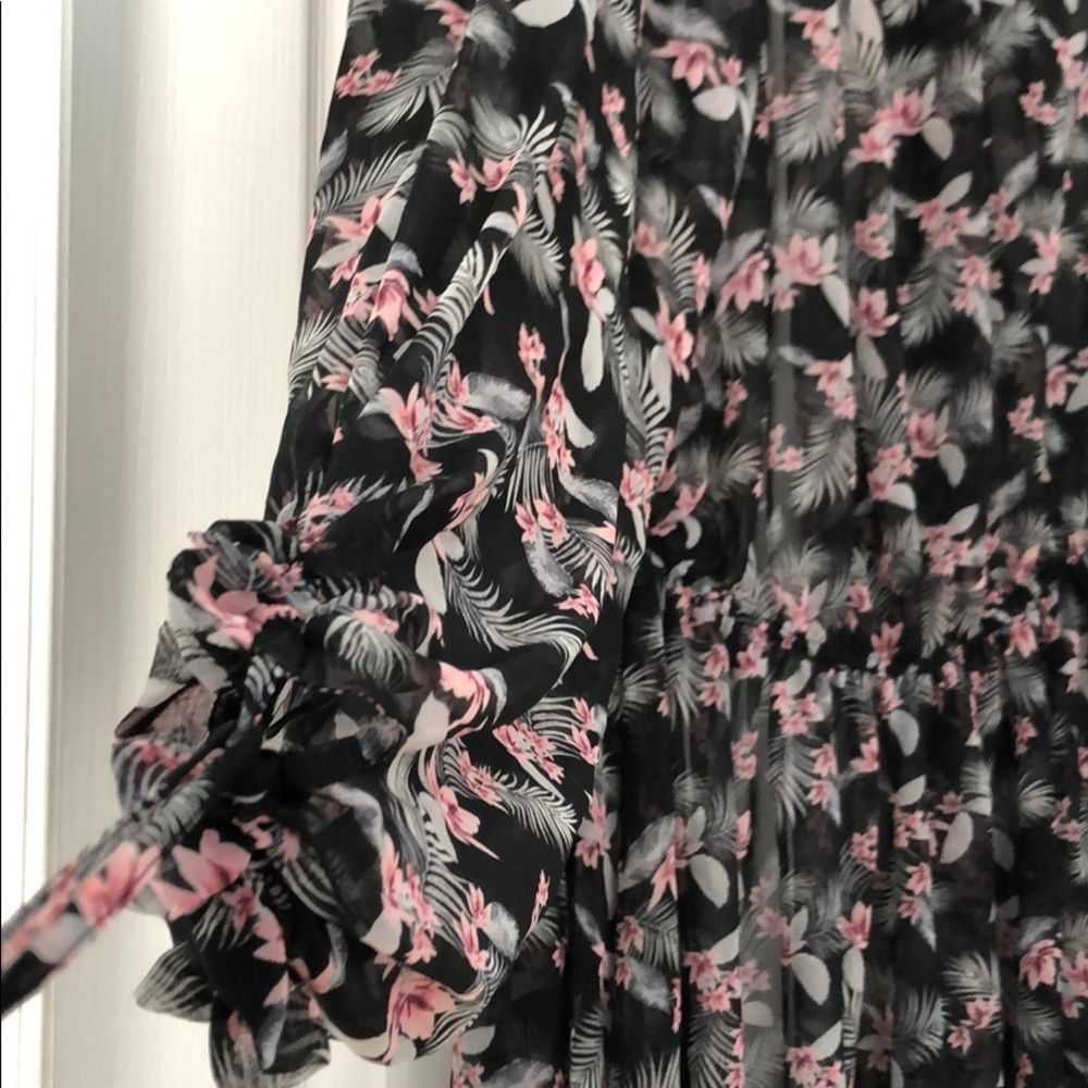 VS BLACK SHEER RUFFLED FLOWER FLOWING KIMONO - Picture 2 of 8